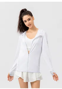 Vue complète d'un sweat à capuche de protection solaire blanc léger avec indice UPF50+