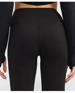 Nahaufnahme einer schwarzen Yoga-Leggings mit hoher Taille und V-förmiger Rückennaht-Detail.