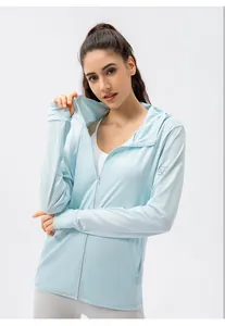 Détail d'une veste de protection UV bleu clair pour femme avec logo UPF 50+ et capuche