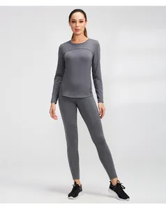 Ganzkörperansicht des grauen Thermoyoga-Sets für Damen mit weichem Fleecefutter