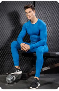 Dettaglio del set da fitness blu con trama a nido d'ape su un modello in palestra.