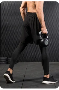 Rückansicht der Passform von schwarzen 2-in-1-Fitness-Leggings und Kompressionsshorts für Herren