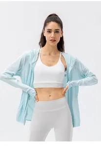 Vue détaillée de la veste de protection solaire légère et respirante pour femme UPF 50+