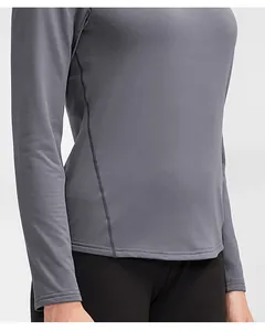 Detailansicht eines grauen Thermo-Fleece-Yoga-Oberteils für Damen mit langen Ärmeln