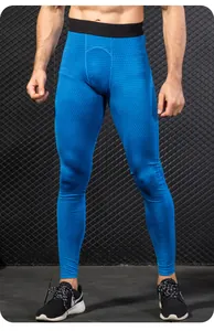 Dettaglio di leggings a compressione blu da uomo con motivi per allenamento sportivo