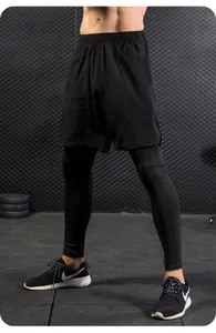 Detailaufnahme der schwarzen 2-in-1 Herren Laufhose mit langen Kompressions-Leggings