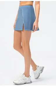 Vue détaillée d'une jupe-short de sport bleue pour le yoga et la course.