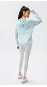 Vue arrière de la veste de protection solaire à capuche bleu clair UPF 50+