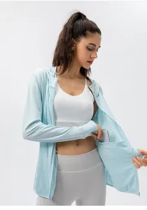 Détail d'une veste de protection solaire bleu clair respirante avec poche intérieure pratique.