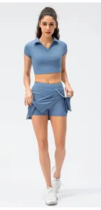 Ensemble de sport bleu comprenant un haut polo court et une jupe-short de tennis assortie