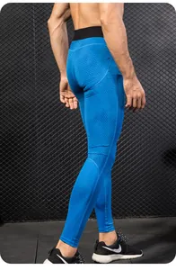 Dettaglio dei pantaloni a compressione blu da uomo con trama geometrica stampata per sport