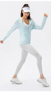 Mannequin portant une veste de protection solaire bleue UPF 50+ à capuche pour femmes