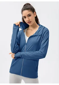 Détail d'un sweat à capuche bleu de protection solaire pour femme, indice UPF 50+