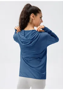 Vue de dos d'un sweat à capuche bleu léger de protection solaire pour femmes UV