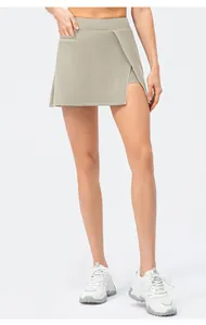 Détail d'une jupe-short de sport verte avec poche latérale et passepoil.