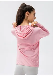 Vue arrière détaillée du sweat à capuche rose respirant avec protection UV pour femmes