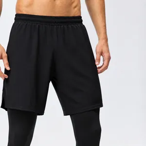 Schnelltrocknende Herren Sport-Shorts im Doppel-Lagen-Design für Fitness und Laufen.