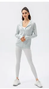 Mannequin portant un sweat à capuche anti-UV bleu clair avec maille et imprimé UPF 50+.
