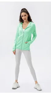 Vue d'ensemble d'une veste de protection solaire vert menthe respirante avec protection UV UPF 50+.