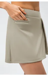 Vue détaillée d'une jupe-short de sport vert sauge avec poche fonctionnelle