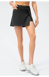 Détail de la jupe-short de sport noire avec poche fonctionnelle et baskets blanches