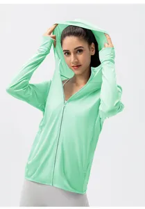 Veste de protection solaire légère vert menthe respirante pour femme avec indice UPF 50+.