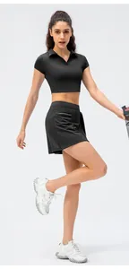 Mannequin professionnel portant une jupe-short de sport noire et un haut court de yoga