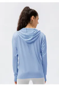 Vue arrière d'un sweat à capuche bleu clair anti-UV en tissu mesh respirant