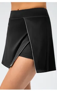 Détail d'une jupe-short de sport pour femmes avec fente latérale et short intégré