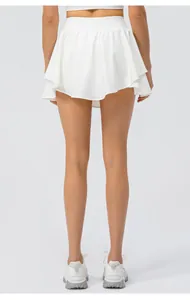 Vue arrière d'une jupe-short de sport blanche pour femme, idéale pour la course à pied