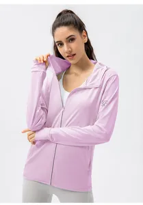 Gros plan d'une veste de protection UV violet clair pour femme avec UPF 50+.