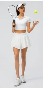 Vue détaillée d'une jupe-short de sport blanche pour femme avec design anti-exposition