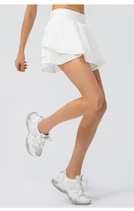 Vue détaillée d'une jupe de sport blanche à volants avec des baskets épaisses
