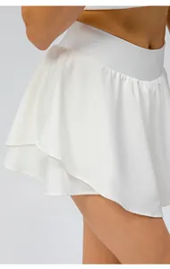 Vue détaillée d'une jupe-short de sport blanche double couche avec taille élastique et tissu fluide