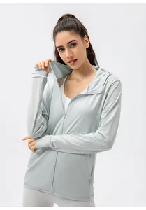 Détail de la veste de protection solaire grise pour femmes avec logo UPF 50+ sur la manche