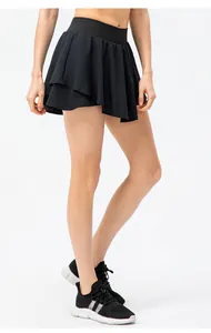 Vue détaillée d'une jupe-short de sport noire pour femme avec short intégré anti-exposition