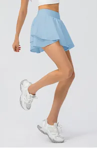 Vue détaillée de la jupe-short de sport bleu clair montrant le mouvement et le design.