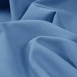 Détail du tissu bleu respirant évacuant l'humidité pour les jupes de yoga et de sport