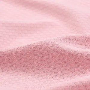 Détail du tissu de protection solaire rose en soie glacée, polyester et élasthanne