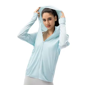 Veste de protection solaire légère pour femme avec capuche bleu clair tissu respirant