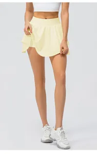 Vue détaillée de la jupe de sport jaune pâle pour femmes avec design double couche