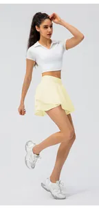 Vue en pied d'un mannequin en crop top blanc et mini-jupe à volants jaune pour le fitness