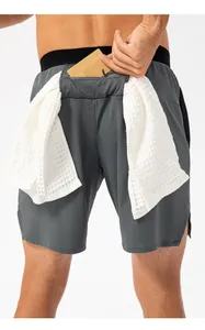 Vista trasera de pantalones cortos deportivos para hombre con bolsillo de cremallera y toallero