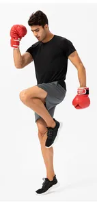 Detalle de pantalones cortos deportivos grises de secado rápido para hombre en fitness.