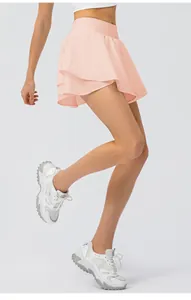 Vue latérale d'une jupe de sport rose clair à couches pour femme running et fitness
