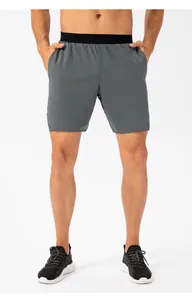 Vista detallada de los pantalones cortos de deporte grises de secado rápido hombre