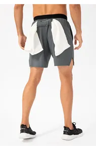 Detalle de pantalones cortos grises de running para hombre con bolsillo trasero y toallero.