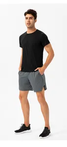 Vista completa de un modelo masculino con pantalones cortos deportivos grises de secado rápido