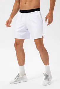 Vista detallada de pantalones cortos deportivos blancos para hombre, secado rápido