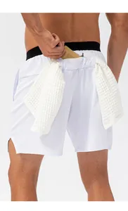 Detalle de pantalones cortos deportivos blancos para hombre con bolsillo trasero y toallero
